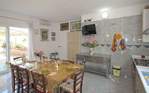 La Rosa: Meubles, Table, Chaise, Sol, Design Intérieur, Sol, Table Cuisine Et Salle A Manger, Pièce, Salle À Manger, Plafond