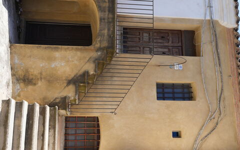 Perri: Mur, Marron, Composite, Escaliers, Balustrade, Daylighting, Balcon, Plâtre, Ombre