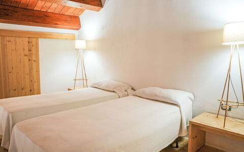 Perri: Design Intérieur, Chambre, Bois, Plafond, Sol, Sol, Lit, Drap De Lit, Meubles, Literie