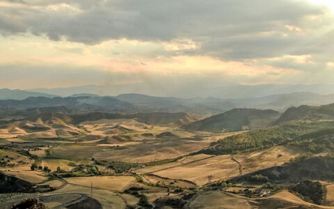 Centro: Montagnes Relief, Montagne, Colline, Montagnes, Paysage Naturel, Horizon, Écorégion, Terrain, Paysage, Nuage
