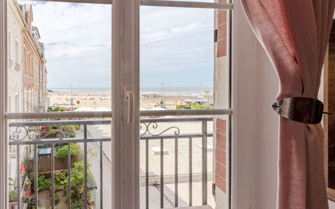 L'Hôtel de Paris: Appartement, Balcon, Verre, Tache De Bois, Traitement De Fenetre, Accueil Porte, Rideau, Daylighting, Couvre-Fenêtres, Balustrade