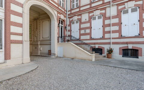 L'Hôtel de Paris: Porte, Moulage, Accueil Porte, Symétrie, Daylighting, Balcon