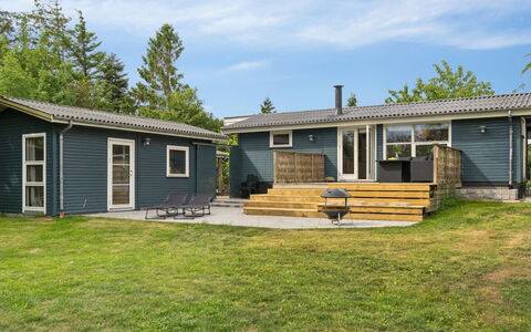 Esme - 225M to the Fjord: Bleu, Arbuste, Chalet, Couverture De Sol, Jardin, Biens, Ombre, Aménagement Paysager, Ferme, Eco Hôtel