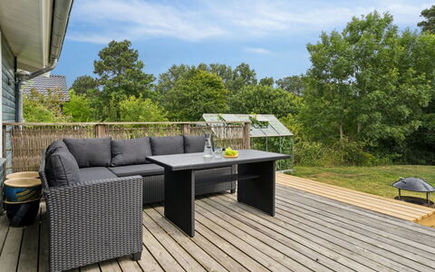 Esme - 225M to the Fjord: Bleu, Arbuste, Chalet, Couverture De Sol, Jardin, Biens, Ombre, Aménagement Paysager, Ferme, Eco Hôtel