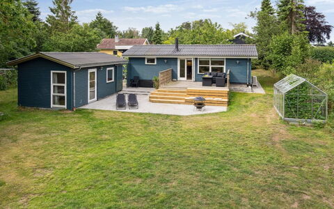 Esme - 225M to the Fjord: Bleu, Arbuste, Chalet, Couverture De Sol, Jardin, Biens, Ombre, Aménagement Paysager, Ferme, Eco Hôtel
