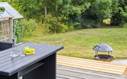 Esme - 225M to the Fjord: Bleu, Arbuste, Chalet, Couverture De Sol, Jardin, Biens, Ombre, Aménagement Paysager, Ferme, Eco Hôtel