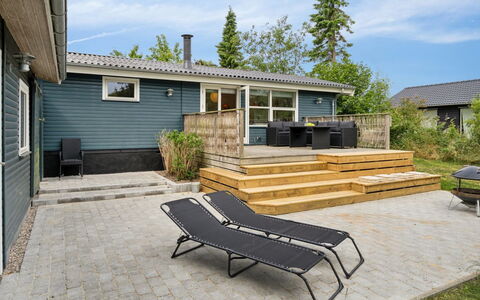Esme - 225M to the Fjord: Bleu, Arbuste, Chalet, Couverture De Sol, Jardin, Biens, Ombre, Aménagement Paysager, Ferme, Eco Hôtel