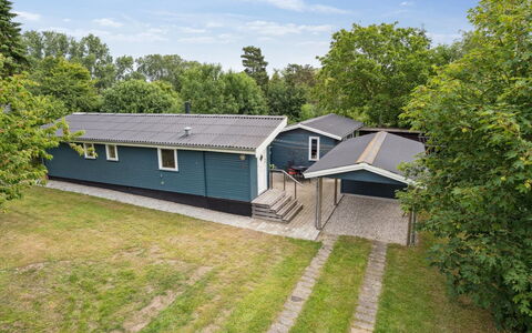 Esme - 225M to the Fjord: Bleu, Arbuste, Chalet, Couverture De Sol, Jardin, Biens, Ombre, Aménagement Paysager, Ferme, Eco Hôtel