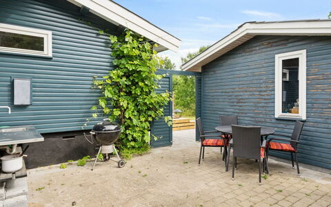 Esme - 225M to the Fjord: Bleu, Arbuste, Chalet, Couverture De Sol, Jardin, Biens, Ombre, Aménagement Paysager, Ferme, Eco Hôtel