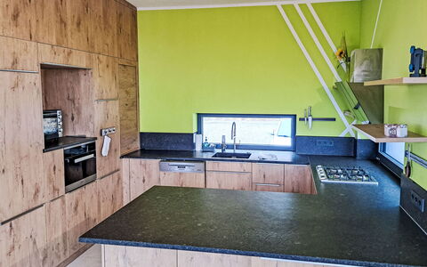 Villa Techelsberg: Sol, Bois, Design Intérieur, Sol, Comptoir, Cuisine, Meubles, Plafond, Cabinetry, Pièce
