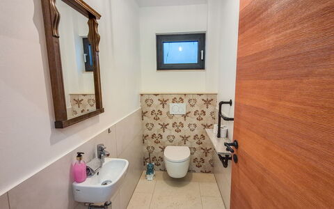 Villa Techelsberg: Salle De Bains, Luminaire Plomberie, Sol, Siège De Toilette, Sol, Lavabo, Toilette, Robinet, Design Intérieur, Plomberie