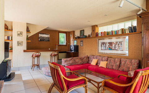 Maison Heliosa: Meubles, Design Intérieur, Sol, Bois, Sol, Canapé, Plafond, Pièce, Salon, Éclairage
