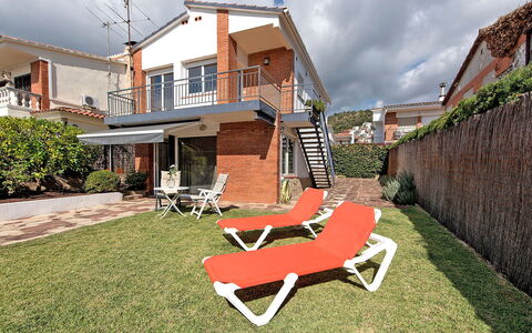 Estiu: Nuage, Ciel, Bâtiment, Plante, Propriété, Fenêtre, Mobilier De Jardin, Maison, Herbe, Design Urbain
