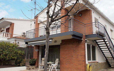 Estiu: Propriété, Maison, Zone Résidentielle, Bâtiment, Quartier, Domicile, Immobilier, Architecture, Façade, Balcon