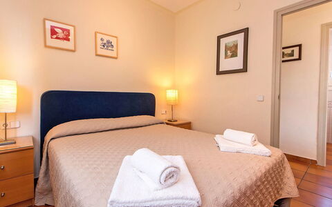 Estiu: Chambre, Lit, Pièce, Meubles, Drap De Lit, Propriété, Literie, Cadre De Lit, Matelas, Design Intérieur