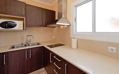 Estiu: Comptoir, Pièce, Propriété, Meubles, Cabinetry, Cuisine, Design Intérieur, Évier, Bâtiment, Sol