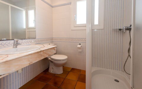 Estiu: Salle De Bains, Propriété, Pièce, Tuile, Sol, Immobilier, Architecture, Design Intérieur, Luminaire Plomberie, Baignoire
