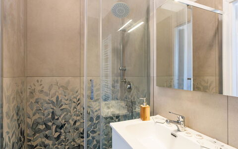 Sanremo 717: Salle De Bains, Sol, Luminaire Plomberie, Design Intérieur, Sol, Tuile, Plomberie, Robinet, Armoire De Toilette, Pièce