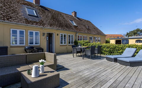 Ilze - 20M from the Sea: Toit, Maison, Domicile, Chalet, Porte, Siding, Plate-Forme, Porche, Planche, Dur