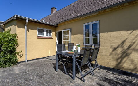 Ilze - 20M from the Sea: Toit, Maison, Domicile, Chalet, Porte, Siding, Plate-Forme, Porche, Planche, Dur