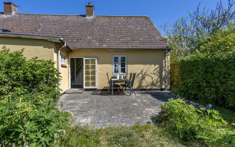 Ilze - 20M from the Sea: Toit, Maison, Domicile, Chalet, Porte, Siding, Plate-Forme, Porche, Planche, Dur