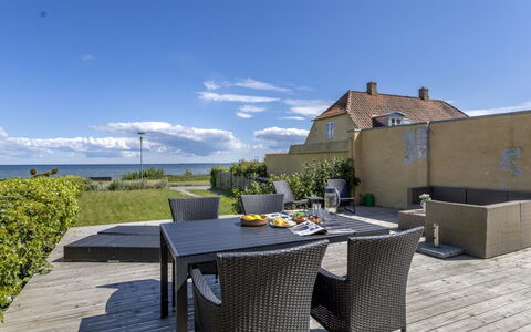 Ilze - 20M from the Sea: Toit, Maison, Domicile, Chalet, Porte, Siding, Plate-Forme, Porche, Planche, Dur