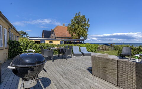 Ilze - 20M from the Sea: Toit, Maison, Domicile, Chalet, Porte, Siding, Plate-Forme, Porche, Planche, Dur