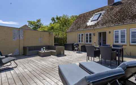 Ilze - 20M from the Sea: Bois, Sol, Design Intérieur, Sol, Meubles, Parquet, Pièce, Plafond, Tache De Bois, Dur