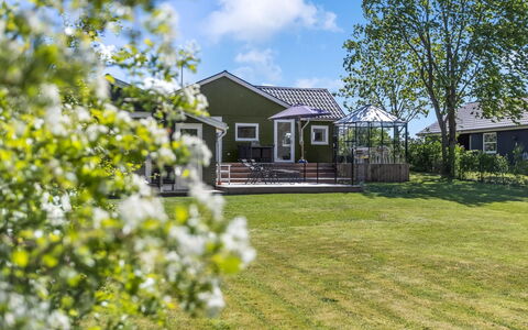 Naya - 500M from the Sea: Herbe, Maison, Domicile, Zone Résidentielle, Chalet, Toit, Lot Terre, Jardin, Pelouse, Siding