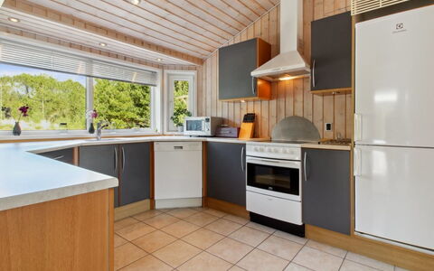Kiowa - 4Km from the Sea: Cuisine, Appareil De Cuisine, Comptoir, Design Intérieur, Principaux Appliance, Sol, Bois, Plafond, Cabinetry, Sol