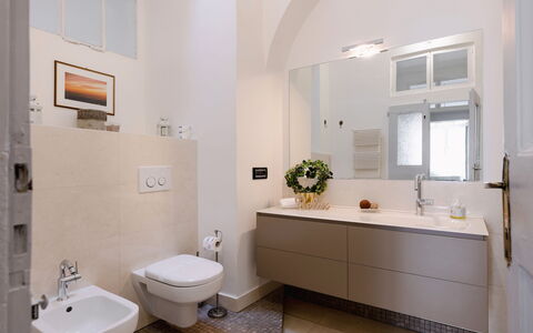 Operapartment: Sol, Luminaire Plomberie, Design Intérieur, Évier, Sol, Lavabo, Salle De Bains, Robinet, Toilette, Armoire De Toilette