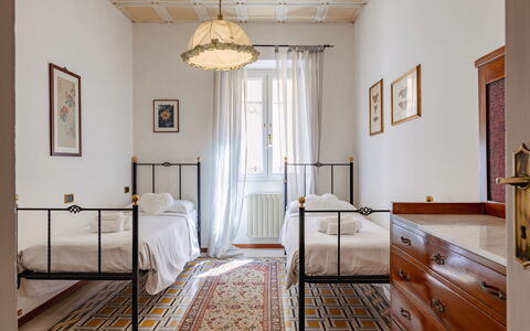 Operapartment: Design Intérieur, Sol, Chambre, Mur, Lit, Meubles, Sol, Bois, Drap De Lit, Literie