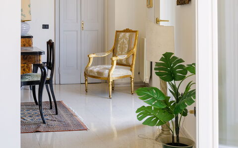 Operapartment: Meubles, Design Intérieur, Jaune, Sol, Sol, Chaise, Pièce, Salon, Parquet, Moulage