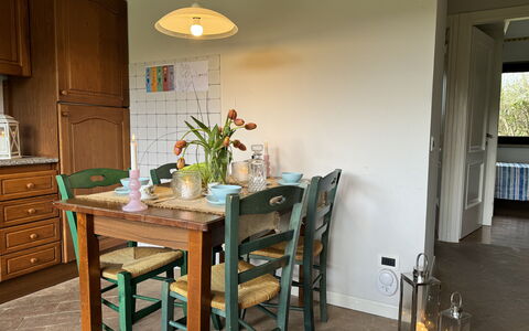 Green Hills 13: Meubles, Design Intérieur, Sol, Salle À Manger, Chaise, Table, Bois, Table Cuisine Et Salle A Manger, Sol, Pièce