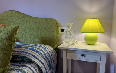 Beta 3: Meubles, Design Intérieur, Chambre, Lit, Jaune, Literie, Linge, Lampshade, Drap De Lit, Textile