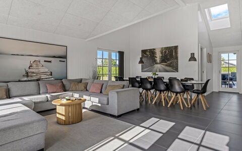 Annina - 250M from the Sea: Toit, Maison, Domicile, Chalet, Porte, Siding, Plate-Forme, Porche, Planche, Dur