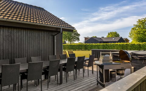 Annina - 250M from the Sea: Toit, Maison, Domicile, Chalet, Porte, Siding, Plate-Forme, Porche, Planche, Dur