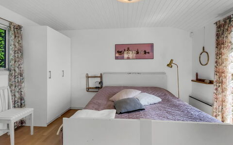 Tobias - 45M to the Fjord: Lit, Meubles, Design Intérieur, Literie, Chambre, Drap De Lit, Mur, Sol, Sol, Plafond