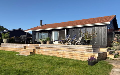 Tobias - 45M to the Fjord: Bâtiment, Bois, Maison, Toit, Domicile, Zone Résidentielle, Chalet, Siding, Lot Terre, Porche