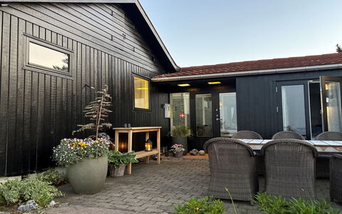 Tobias - 45M to the Fjord: Bois, Porte, Maison, Domicile, Pot De Fleur, Siding, Chalet, Cour, Plante D'Appartement, Jardin