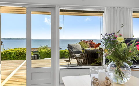Tobias - 45M to the Fjord: Maison, Domicile, Porte, Toit, Chalet, Biens, Jardin, Ombre, Siding, Cour