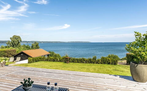 Tobias - 45M to the Fjord: Maison, Domicile, Porte, Toit, Chalet, Biens, Jardin, Ombre, Siding, Cour