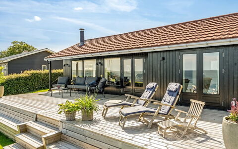 Tobias - 45M to the Fjord: Maison, Domicile, Porte, Toit, Chalet, Biens, Jardin, Ombre, Siding, Cour