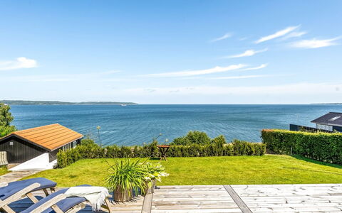 Tobias - 45M to the Fjord: Maison, Domicile, Porte, Toit, Chalet, Biens, Jardin, Ombre, Siding, Cour