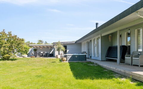 Bodulf - 300M from the Sea: Végétation, Arbuste, Printemps, Chalet, Jardin, Ombre, Arrière-Cour, Cour, Chaise