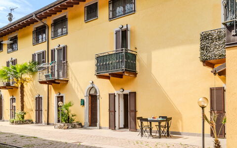 Tre Laghi: Porte, Appartement, Balcon, Plante D'Appartement, Pot De Fleur, Hôtel, Pavé