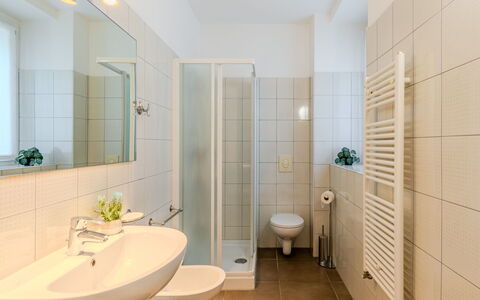Tre Laghi: Design Intérieur, Sol, Sol, Plafond, Luminaire Plomberie, Salle De Bains, Lavabo, Pièce, Plomberie, Robinet