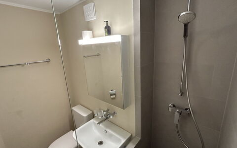 Falera 100: Salle De Bains, Luminaire Plomberie, Mur, Sol, Lavabo, Sol, Design Intérieur, Évier, Robinet, Plomberie