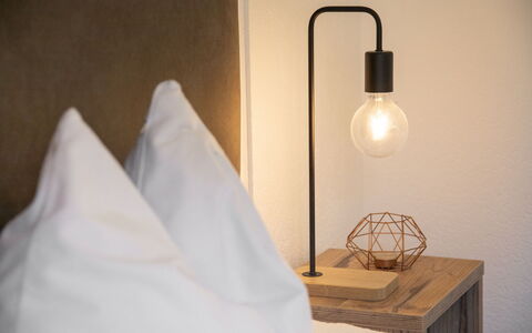 Falera 100: Lampshade, Éclairage, Luminaire, Lampe, Throw Pillow, Bougeoir, Oreiller, Lit, Chambre