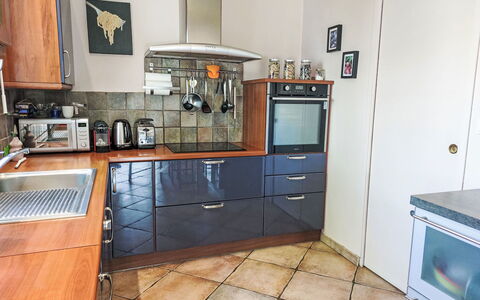 La Roche Blanche: Appareil De Cuisine, Cuisine, Principaux Appliance, Comptoir, Cabinetry, Sol, Bois, Électroménager, Meubles, Cuisinière